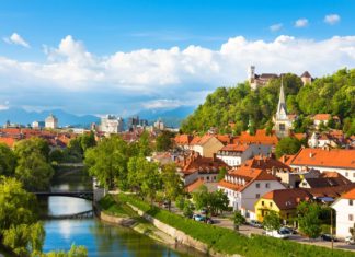 Slovinská Lublaň – zajímavá místa a památky Panorama slovinského hlavního města Lublaně | kasto/123RF.com
