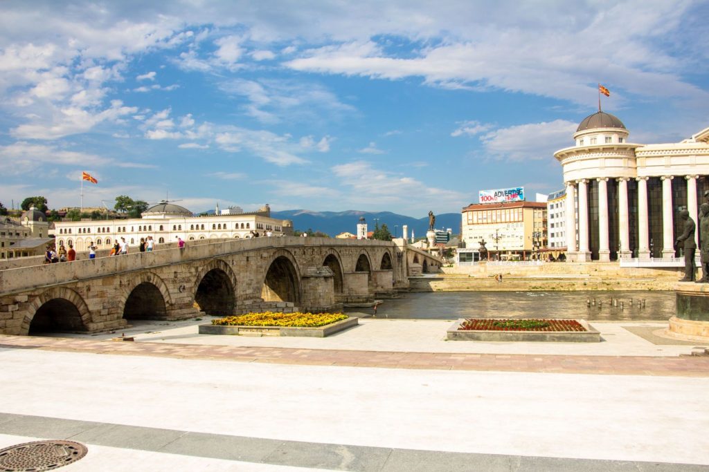Starý kamenný most přes řeku Vardar ve Skopji | stifos/123RF.com