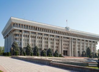 Kam se podívat v Biškeku – zajímavá místa a památky Budova parlamentu v Biškeku v Kyrgyzstánu | miragik/123RF.com