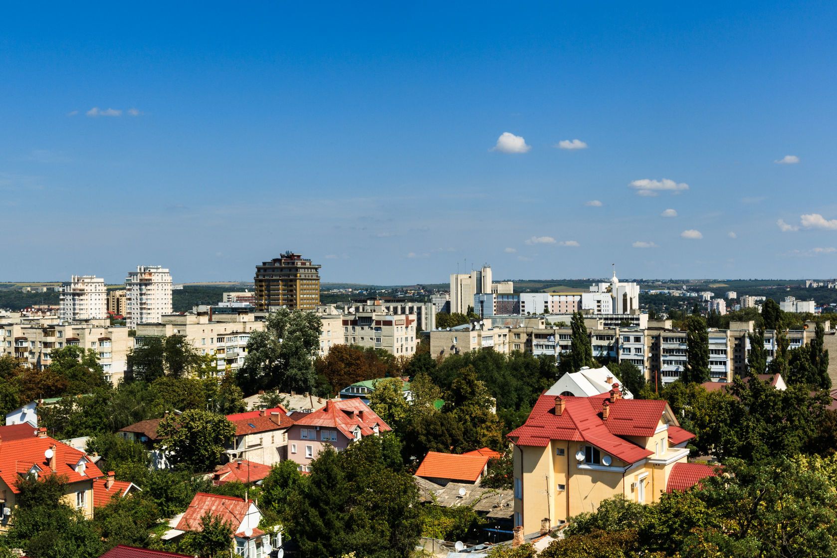 Letecký pohled na krajinu na Kišiněvu | ververidis/123RF.com