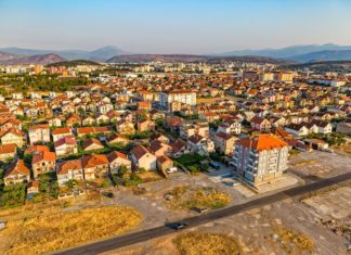 Podgorica – zajímavá místa a památky Letecký pohled na město Podgorica | dbajurin/123RF.com