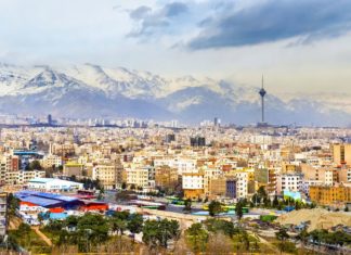 Teherán – kam se vydat aneb co vidět a zažít? Letecký pohled na Teherán | elec/123RF.com