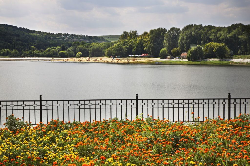 Park Valea Morilor s jezerem v Kišiněvu | andreyshevchenko/123RF.com