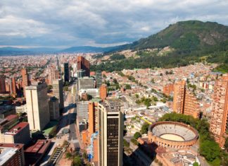 Kam v kolumbijské Bogotě – zajímavá místa a památky Pohled na Bogotu v Kolumbii | dejonghphotography/123RF.com
