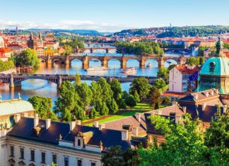 Kam v Praze – jaké památky a zajímavá místa vidět? Pražské mosty přes Vltavu | scanrail/123RF.com