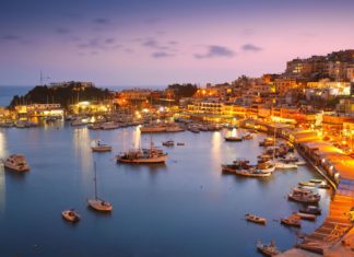 Kam se vydat a co vidět v Athénách – zajímavá místa a památky Přístav Mikrolimano v noci v Athénách | milangonda/123RF.com