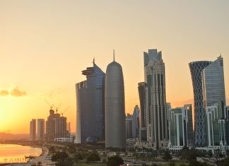 Dauhá v Kataru – co navštívit a zažít? Západ slunce nad obchodním centrem v Dauhá | pljvv/123RF.com