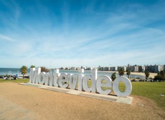 Montevideo – kam se vydat a co vidět? Značka Montevideo u vjezdu do města | hemeroskopion/123RF.com