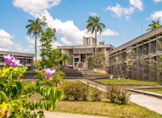 Zajímavá místa a památky v Belmopanu Budova parlamentu v Belmopan City | milosk/123RF.com