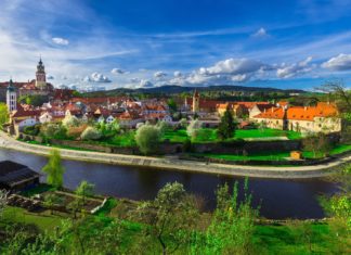 Kam v Českém Krumlově – co navštívit a zažít? Letecký pohled na Český Krumlov | ekaterinabelova/123RF.com