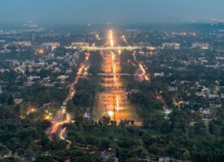 Kam v Islámábádu – zajímavá místa a památky k vidění Letecký pohled na Islámábád | sakhaphotos/123RF.com
