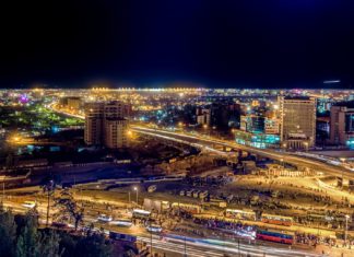 Addis Abeba – kam se vydat a co navštívit? Letecký pohled na město Addis Abeba v noci | derejeb/123RF.com