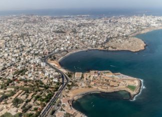 Kam se podívat v Dakaru – zajímavá místa a památky Letecký pohled na město Dakar | derejeb/123RF.com