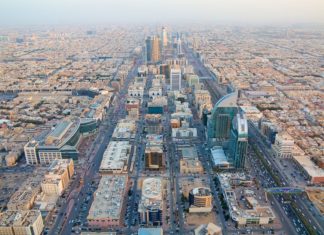 Rijád – zajímavá místa a památky aneb z prachu pouště až ke hvězdám Letecký pohled na Rijád v Saudské Arábii | swisshippo/123RF.com