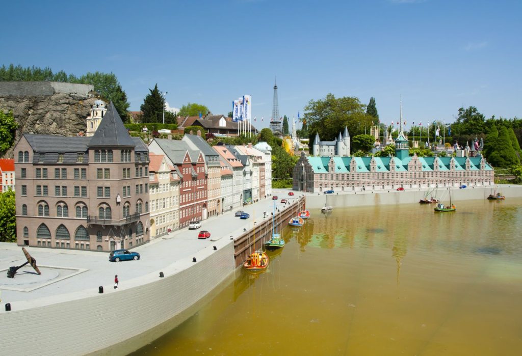 Miniatury v parku Mini-Europe v Bruselu | elenanoeva/123RF.com