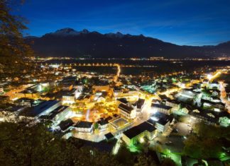 Kam se vydat a co vidět ve Vaduzu – zajímavá místa a památky Noční Vaduz v Lichtenštejnsku | anderm/123RF.com