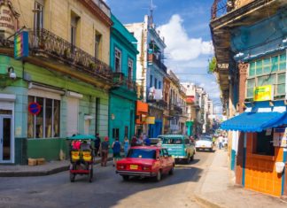 Zajímavá místa a památky v Havaně na Kubě – kam se vydat a co vidět? Ruch ulice v Havaně na Kubě | kmiragaya/123RF.com