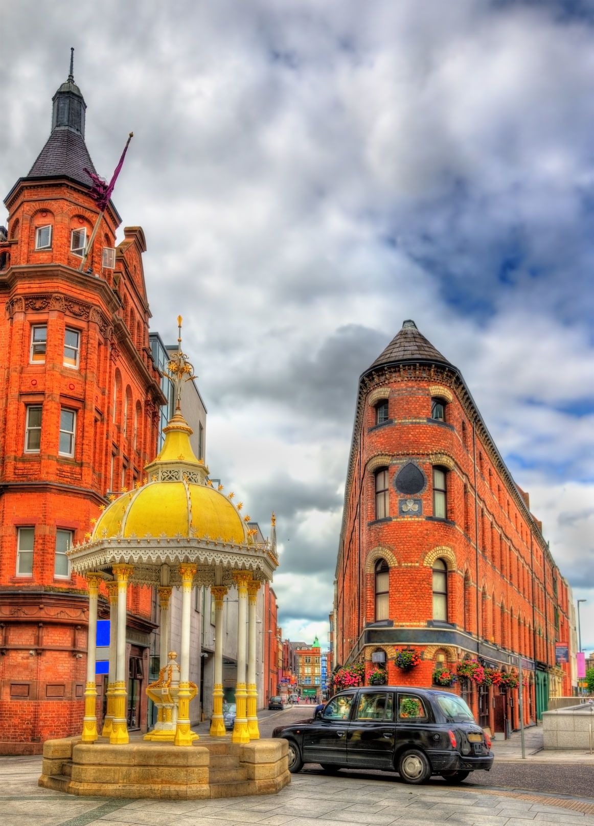 cerne-taxi-na-ceste-v-belfastu-elec.jpg