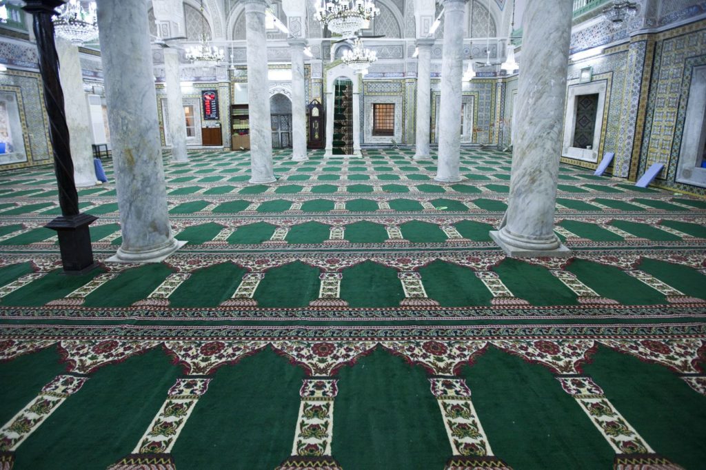 Interiér Gurgi Mosque v Tripolisu | giuseppemasci/123RF.com