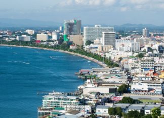 Pattaya v Thajsku – kam se vydat a jaká zajímavá místa a památky vidět? Letecký pohled na město Pattaya v Thajsku | epixx/123RF.com