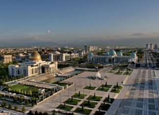 Zajímavá místa a památky v Ašchabadu – kam se vydat, co vidět a navštívit? Panorama Ašchabadu v Turkmenistánu | velirina/123RF.com