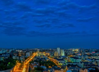 Zajímavá místa a památky v Kazani – kam se vydat, co vidět a navštívit? Panorama noční Kazaně v Rusku | oskanov/123RF.com