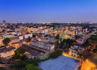 Kam v indickém Bengalúru – zajímavá místa a památky k vidění Panorama nočního Bengalúru v Indii | noppasinw/123RF.com