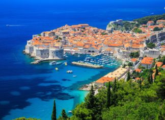 Chorvatský Dubrovník – zajímavá místa a památky aneb kam se vydat? Panoramatický pohled na staré město Dubrovník | sorincolac/123RF.com