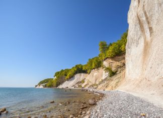 Rujána – německý ostrov v Baltském moři aneb kam se vydat a co vidět? Pláž a křídové útesy na ostrově Rujána | maciejbledowski/123RF.com