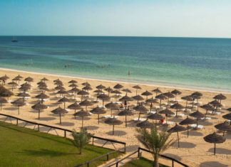 Tuniský ostrov Djerba – zajímavá místa a památky aneb co vidět? Pláž na Djerbě v Tunisku | mazzo1982/123RF.com