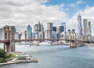 Kdy jet do New Yorku? Pohled na Brooklynský most a Manhattan | oneinchpunch/123RF.com