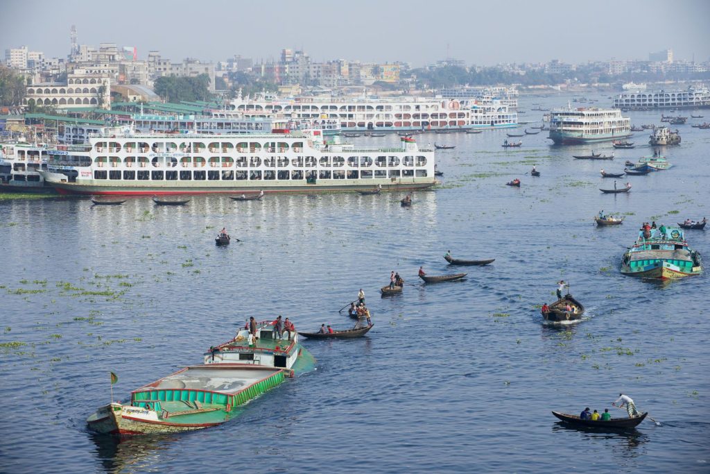 Řeka Buriganga v Dháce v Bangladéši | dchulov/123RF.com