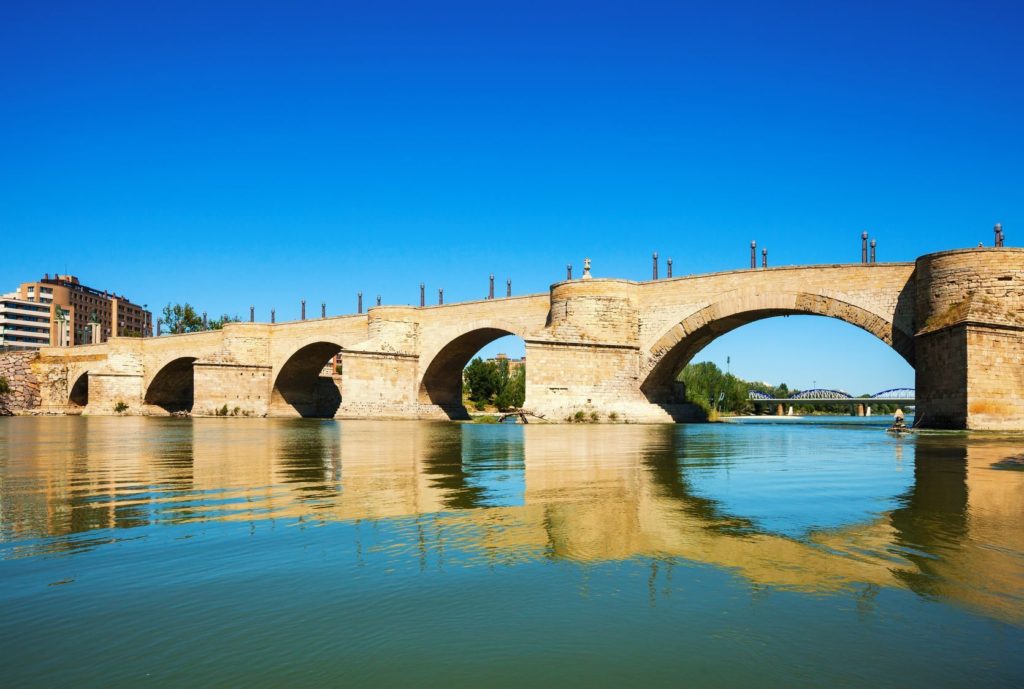 Kamenný most Puente de Piedra v Zaragoze | jackf/123RF.com