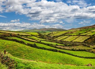 Zajímavosti Irska – zajímavá místa a památky k vidění Krajina na irském poloostrově Dingle | matthi/123RF.com