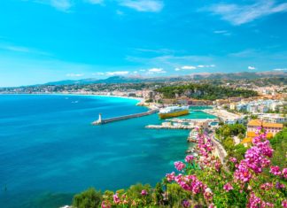 Zajímavosti Francie – zajímavá místa a památky k vidění Krajina v oblasti Francouzské riviéry | liligraphie/123RF.com