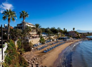 Side v Turecku – památky a zajímavá místa k navštívení Krásná pláž v centru města Side v Turecku | rvc5pogod/123RF.com