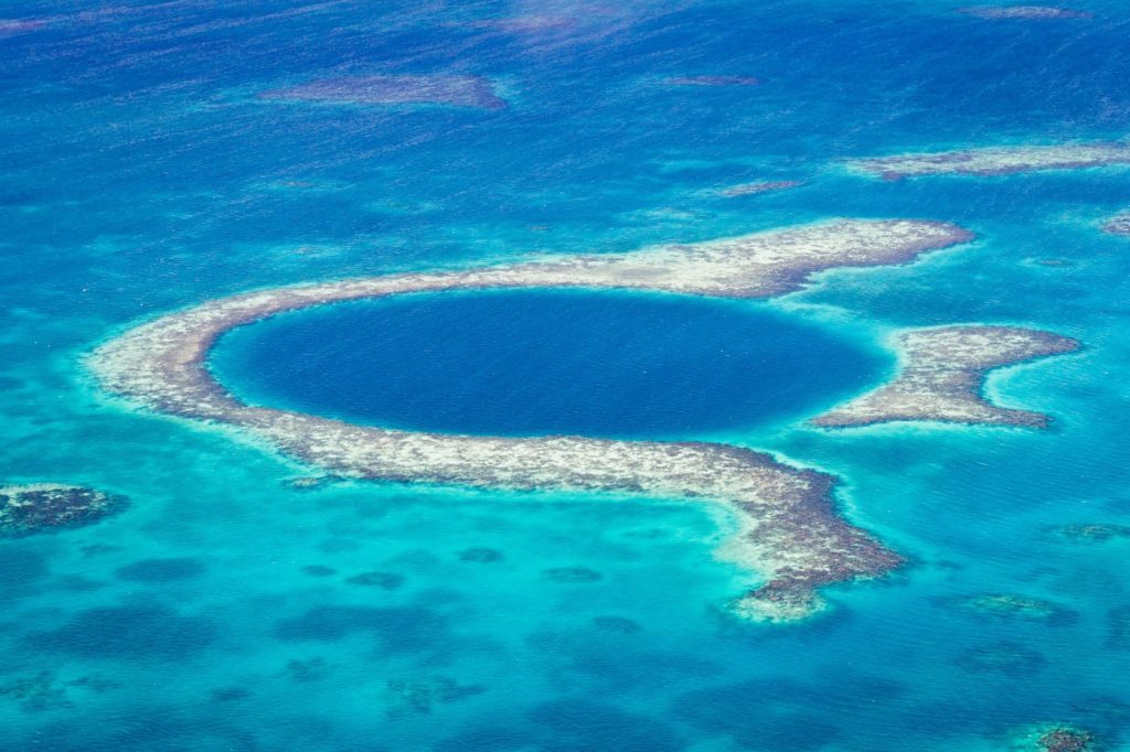 Letecký pohled na Great Blue Hole v Belize | wollertz/123RF.com