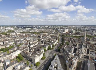 Nantes ve Francii – zajímavá místa a památky aneb co vidět a navštívit? Letecký pohled na Nantes ve Francii | thomaspajot/123RF.com