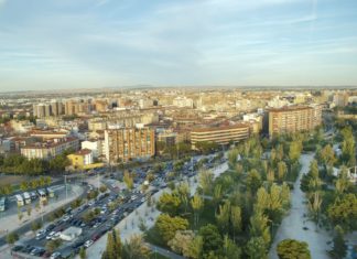 Španělská Zaragoza – zajímavá místa a památky k vidění Letecký pohled na Zaragozu ve Španělsku | danileon/123RF.com