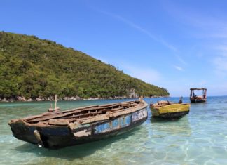 Zajímavosti Haiti – zajímavá místa a památky k vidění Lodě na pobřeží Haiti | kevinmchu/123RF.com