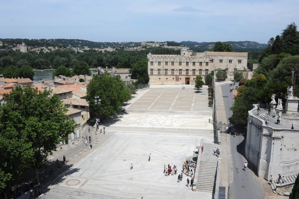 Náměstí Place du Palais v Avignonu | fotoember/123RF.com