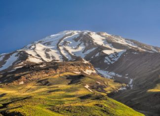 Zajímavosti v Íránu – zajímavá místa a památky k vidění Nejvyšší vrchol v Íránu Damávand | michalknitl/123RF.com