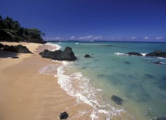 Zajímavosti na ostrově Komory – památky a zajímavá místa k navštívení Pláž na ostrově Anjouan na Komorských ostrovech | urfl/123RF.com