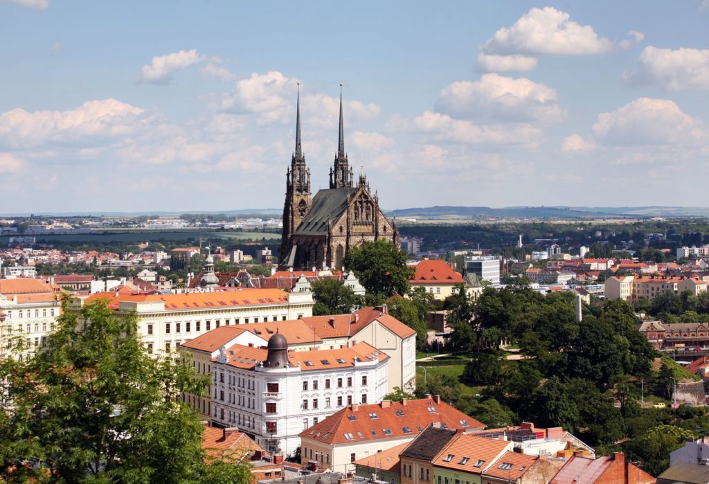Pohled na Katedrálu svatého Petra a Pavla a městskou krajinu v Brně | haak78/123RF.com