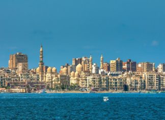 Egyptská Alexandrie – zajímavá místa a památky k navštívení Pohled na přístav egyptské Alexandrie | javarman/123RF.com