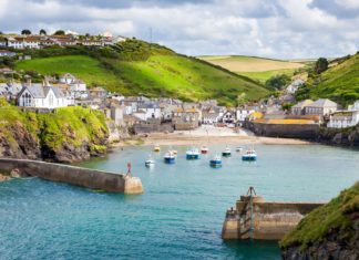 Dovolená v Cornwallu – jaké památky a zajímavá místa vidět? Rybářská vesnice Port Isaac na pobřeží Cornwallu | ianwool/123RF.com