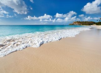 Zajímavosti Antiguy a Barbudy – památky a zajímavá místa k vidění Tropická pláž na souostroví Antiguy a Barbudy | shalamavov/123RF.com