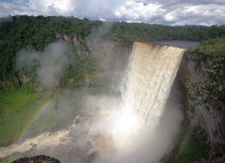 Zajímavosti Guyany – zajímavá místa a památky k vidění Vodopády Kaieteur v jihoamerické Guyaně | rafcha/123RF.com