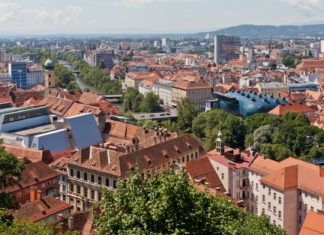 Kam v rakouském Grazu – zajímavosti, památky a zajímavá místa k navštívení Letecký pohled na centrum města Graz | deymos/123RF.com