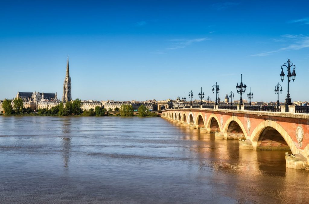 Most přes řeku Garonna v Bordeaux | martinm303/123RF.com